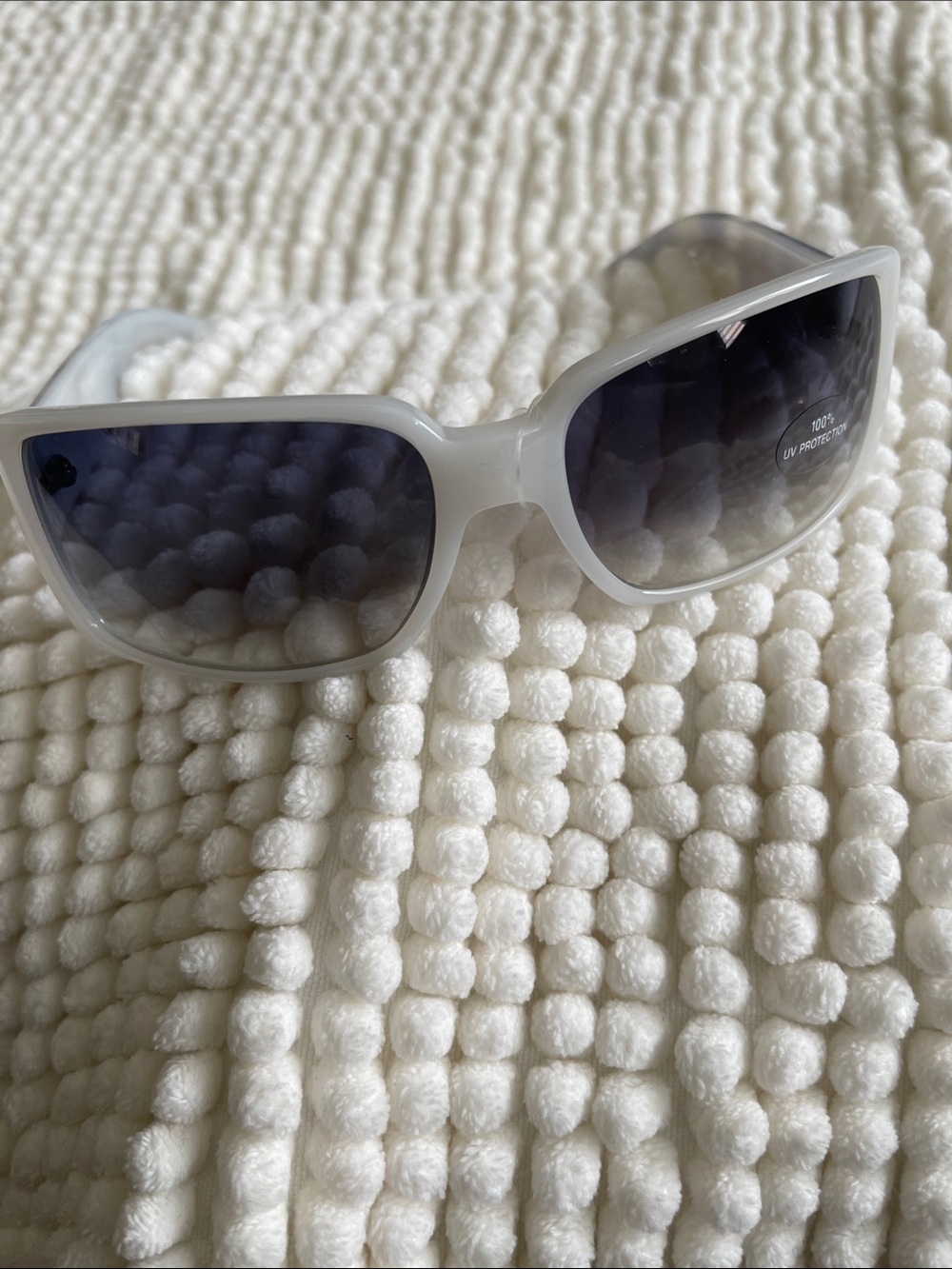 Gucci. New. White Oversized Women's Sunglasses with Gradient Lenses
